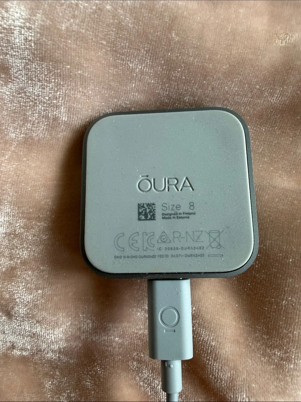 Oura Ring 4 Charger and Box - gold size 8
